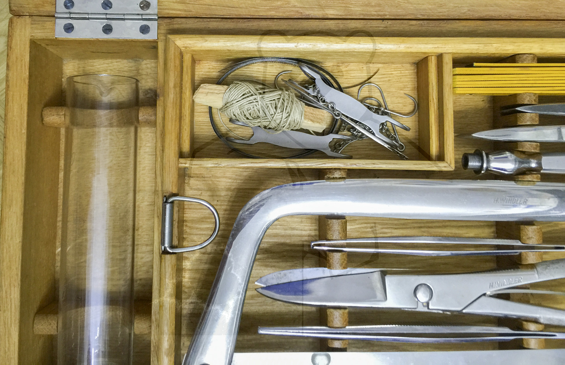 Instrumentenbox zur Amputation, ca. 1910'er Jahre, Kästchen mit Nahtmaterial
